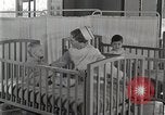 Immagine di Bambino nella tenda di ossigeno Detroit Michigan USA, 1936, secondo 49 filmato di repertorio 65675023151