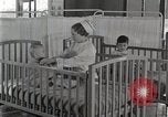 Immagine di Bambino nella tenda di ossigeno Detroit Michigan USA, 1936, secondo 50 filmato di repertorio 65675023151