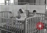 Immagine di Bambino nella tenda di ossigeno Detroit Michigan USA, 1936, secondo 51 filmato di repertorio 65675023151