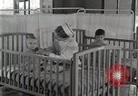 Immagine di Bambino nella tenda di ossigeno Detroit Michigan USA, 1936, secondo 52 filmato di repertorio 65675023151