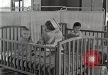Immagine di Bambino nella tenda di ossigeno Detroit Michigan USA, 1936, secondo 53 filmato di repertorio 65675023151
