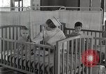 Immagine di Bambino nella tenda di ossigeno Detroit Michigan USA, 1936, secondo 54 filmato di repertorio 65675023151