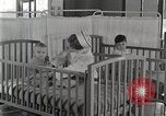 Immagine di Bambino nella tenda di ossigeno Detroit Michigan USA, 1936, secondo 55 filmato di repertorio 65675023151