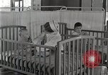 Immagine di Bambino nella tenda di ossigeno Detroit Michigan USA, 1936, secondo 56 filmato di repertorio 65675023151