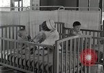 Immagine di Bambino nella tenda di ossigeno Detroit Michigan USA, 1936, secondo 57 filmato di repertorio 65675023151