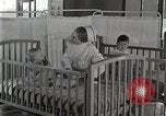 Immagine di Bambino nella tenda di ossigeno Detroit Michigan USA, 1936, secondo 58 filmato di repertorio 65675023151