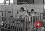 Immagine di Bambino nella tenda di ossigeno Detroit Michigan USA, 1936, secondo 59 filmato di repertorio 65675023151