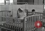 Immagine di Bambino nella tenda di ossigeno Detroit Michigan USA, 1936, secondo 60 filmato di repertorio 65675023151