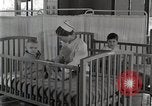 Immagine di Bambino nella tenda di ossigeno Detroit Michigan USA, 1936, secondo 61 filmato di repertorio 65675023151