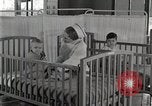 Immagine di Bambino nella tenda di ossigeno Detroit Michigan USA, 1936, secondo 62 filmato di repertorio 65675023151