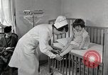Immagine di Bambino soffre di tubercolosi Detroit Michigan USA, 1936, secondo 3 filmato di repertorio 65675023152