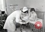 Immagine di Bambino soffre di tubercolosi Detroit Michigan USA, 1936, secondo 5 filmato di repertorio 65675023152