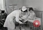 Immagine di Bambino soffre di tubercolosi Detroit Michigan USA, 1936, secondo 6 filmato di repertorio 65675023152