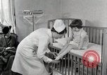 Immagine di Bambino soffre di tubercolosi Detroit Michigan USA, 1936, secondo 8 filmato di repertorio 65675023152