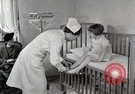 Immagine di Bambino soffre di tubercolosi Detroit Michigan USA, 1936, secondo 9 filmato di repertorio 65675023152