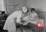 Immagine di Bambino soffre di tubercolosi Detroit Michigan USA, 1936, secondo 12 filmato di repertorio 65675023152