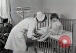 Immagine di Bambino soffre di tubercolosi Detroit Michigan USA, 1936, secondo 13 filmato di repertorio 65675023152