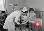 Immagine di Bambino soffre di tubercolosi Detroit Michigan USA, 1936, secondo 14 filmato di repertorio 65675023152