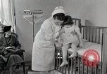 Immagine di Bambino soffre di tubercolosi Detroit Michigan USA, 1936, secondo 21 filmato di repertorio 65675023152