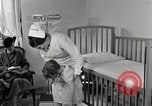 Immagine di Bambino soffre di tubercolosi Detroit Michigan USA, 1936, secondo 23 filmato di repertorio 65675023152