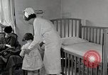 Immagine di Bambino soffre di tubercolosi Detroit Michigan USA, 1936, secondo 26 filmato di repertorio 65675023152