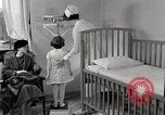 Immagine di Bambino soffre di tubercolosi Detroit Michigan USA, 1936, secondo 30 filmato di repertorio 65675023152