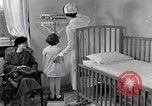 Immagine di Bambino soffre di tubercolosi Detroit Michigan USA, 1936, secondo 31 filmato di repertorio 65675023152