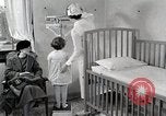 Immagine di Bambino soffre di tubercolosi Detroit Michigan USA, 1936, secondo 32 filmato di repertorio 65675023152