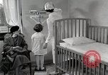 Immagine di Bambino soffre di tubercolosi Detroit Michigan USA, 1936, secondo 33 filmato di repertorio 65675023152