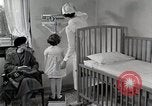 Immagine di Bambino soffre di tubercolosi Detroit Michigan USA, 1936, secondo 34 filmato di repertorio 65675023152