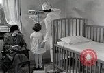 Immagine di Bambino soffre di tubercolosi Detroit Michigan USA, 1936, secondo 35 filmato di repertorio 65675023152