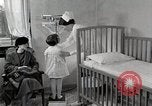 Immagine di Bambino soffre di tubercolosi Detroit Michigan USA, 1936, secondo 38 filmato di repertorio 65675023152