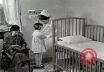 Immagine di Bambino soffre di tubercolosi Detroit Michigan USA, 1936, secondo 39 filmato di repertorio 65675023152