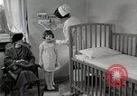 Immagine di Bambino soffre di tubercolosi Detroit Michigan USA, 1936, secondo 48 filmato di repertorio 65675023152
