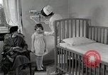 Immagine di Bambino soffre di tubercolosi Detroit Michigan USA, 1936, secondo 49 filmato di repertorio 65675023152