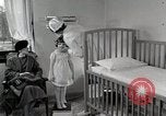 Immagine di Bambino soffre di tubercolosi Detroit Michigan USA, 1936, secondo 51 filmato di repertorio 65675023152