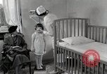 Immagine di Bambino soffre di tubercolosi Detroit Michigan USA, 1936, secondo 52 filmato di repertorio 65675023152