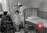 Immagine di Bambino soffre di tubercolosi Detroit Michigan USA, 1936, secondo 53 filmato di repertorio 65675023152