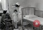 Immagine di Bambino soffre di tubercolosi Detroit Michigan USA, 1936, secondo 54 filmato di repertorio 65675023152
