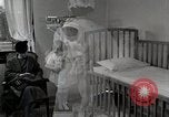 Immagine di Bambino soffre di tubercolosi Detroit Michigan USA, 1936, secondo 56 filmato di repertorio 65675023152