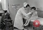 Immagine di Bambino soffre di tubercolosi Detroit Michigan USA, 1936, secondo 62 filmato di repertorio 65675023152