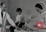 Standbild Arzt vaccinates Boy Detroit Michigan USA, 1936, aus Sekunde 5 historischem Filmmaterial Videoclip 65675023153