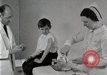 Standbild Arzt vaccinates Boy Detroit Michigan USA, 1936, aus Sekunde 6 historischem Filmmaterial Videoclip 65675023153