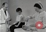 Standbild Arzt vaccinates Boy Detroit Michigan USA, 1936, aus Sekunde 7 historischem Filmmaterial Videoclip 65675023153