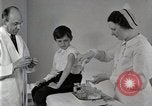 Standbild Arzt vaccinates Boy Detroit Michigan USA, 1936, aus Sekunde 8 historischem Filmmaterial Videoclip 65675023153