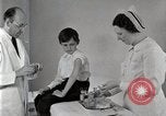 Standbild Arzt vaccinates Boy Detroit Michigan USA, 1936, aus Sekunde 9 historischem Filmmaterial Videoclip 65675023153