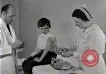 Standbild Arzt vaccinates Boy Detroit Michigan USA, 1936, aus Sekunde 10 historischem Filmmaterial Videoclip 65675023153