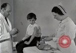 Standbild Arzt vaccinates Boy Detroit Michigan USA, 1936, aus Sekunde 11 historischem Filmmaterial Videoclip 65675023153