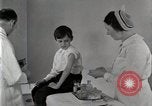 Standbild Arzt vaccinates Boy Detroit Michigan USA, 1936, aus Sekunde 12 historischem Filmmaterial Videoclip 65675023153