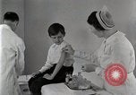 Standbild Arzt vaccinates Boy Detroit Michigan USA, 1936, aus Sekunde 13 historischem Filmmaterial Videoclip 65675023153
